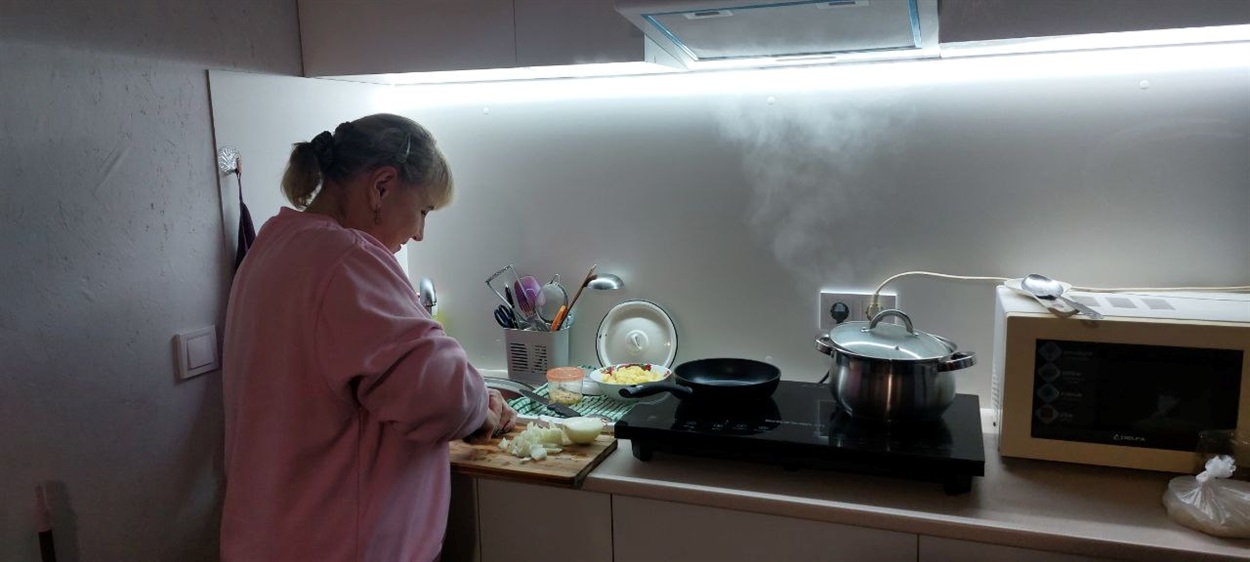 Пані Надія готує для брата.