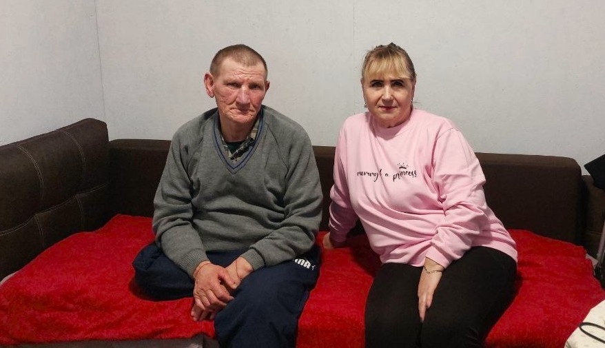 Двоє рідних людей, які підтримують одне одного.