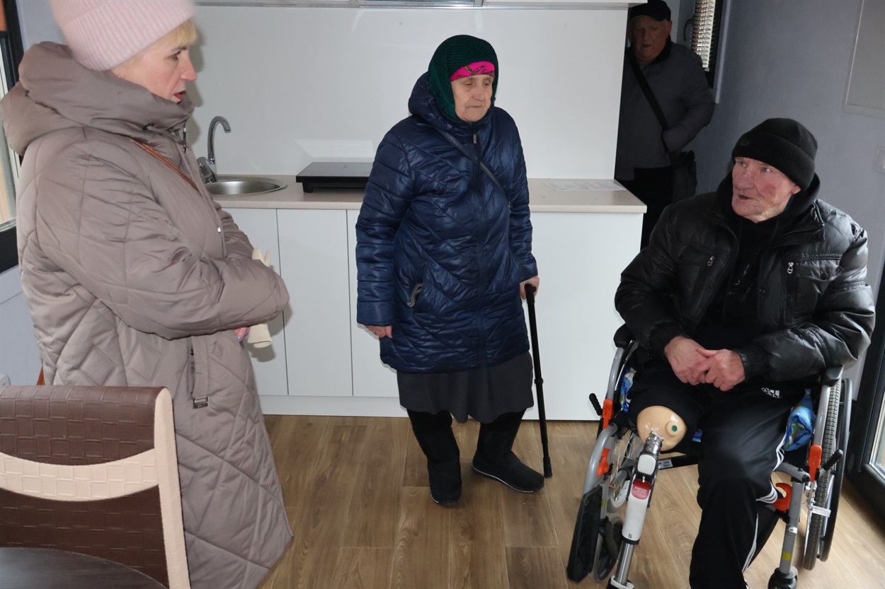 Микола з матір'ю та сестрою на офіційній церемонії вручення ключів від модульного житла.