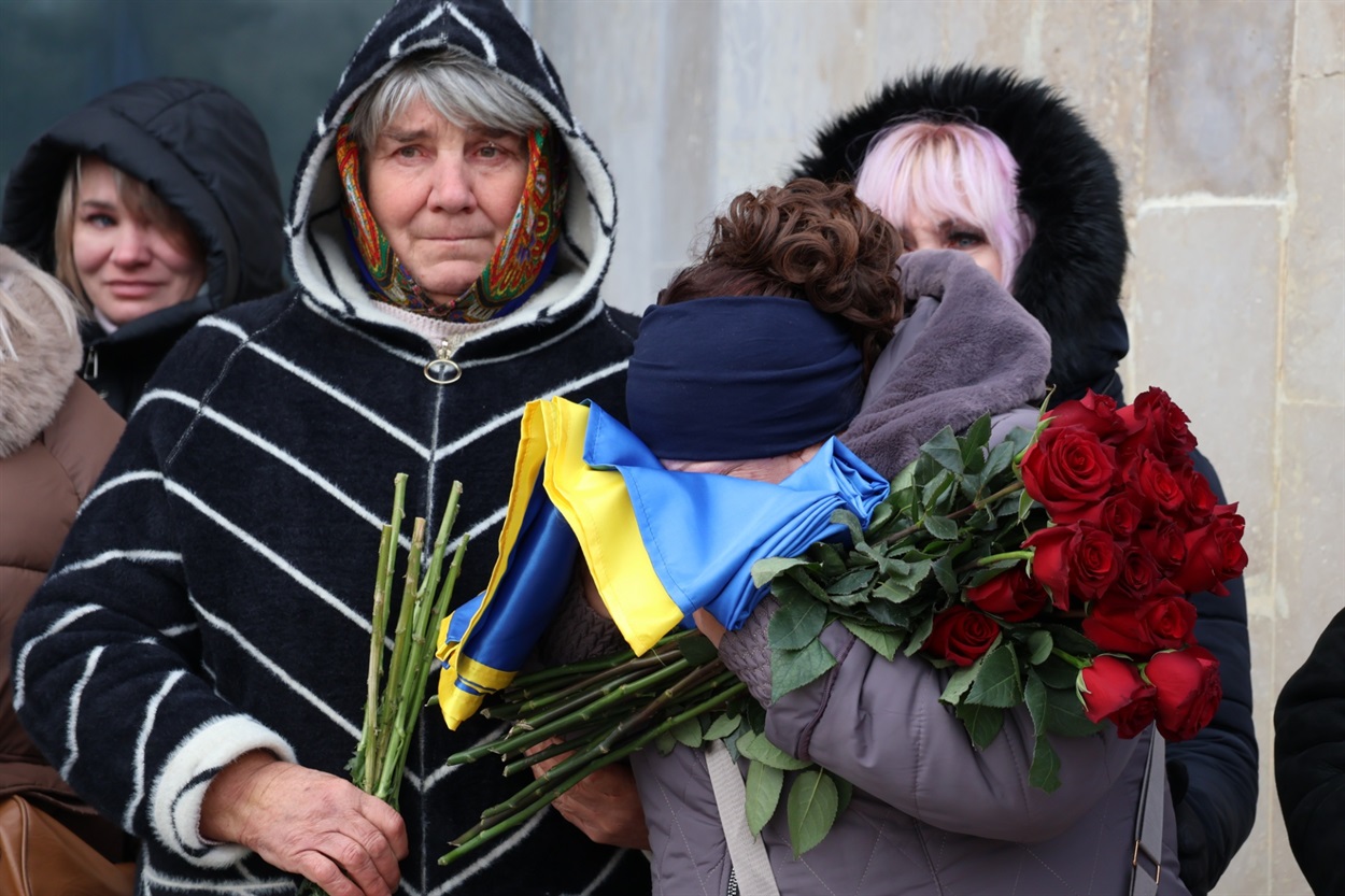 Матір Володимира прийняла прапор, яким була вкрита домовина.