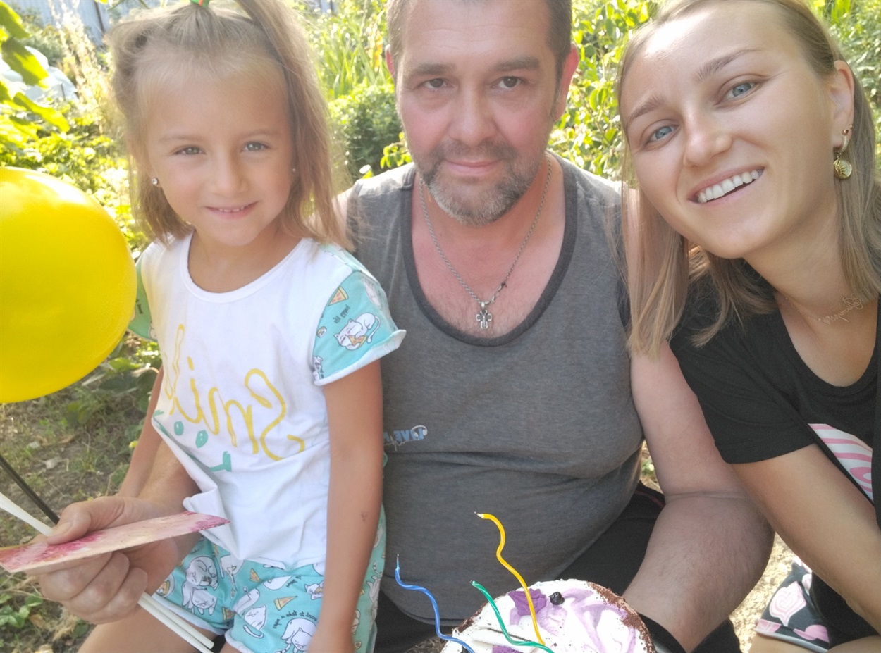 Володимир Булавін з донькою Вікторією та онучкою Євою.