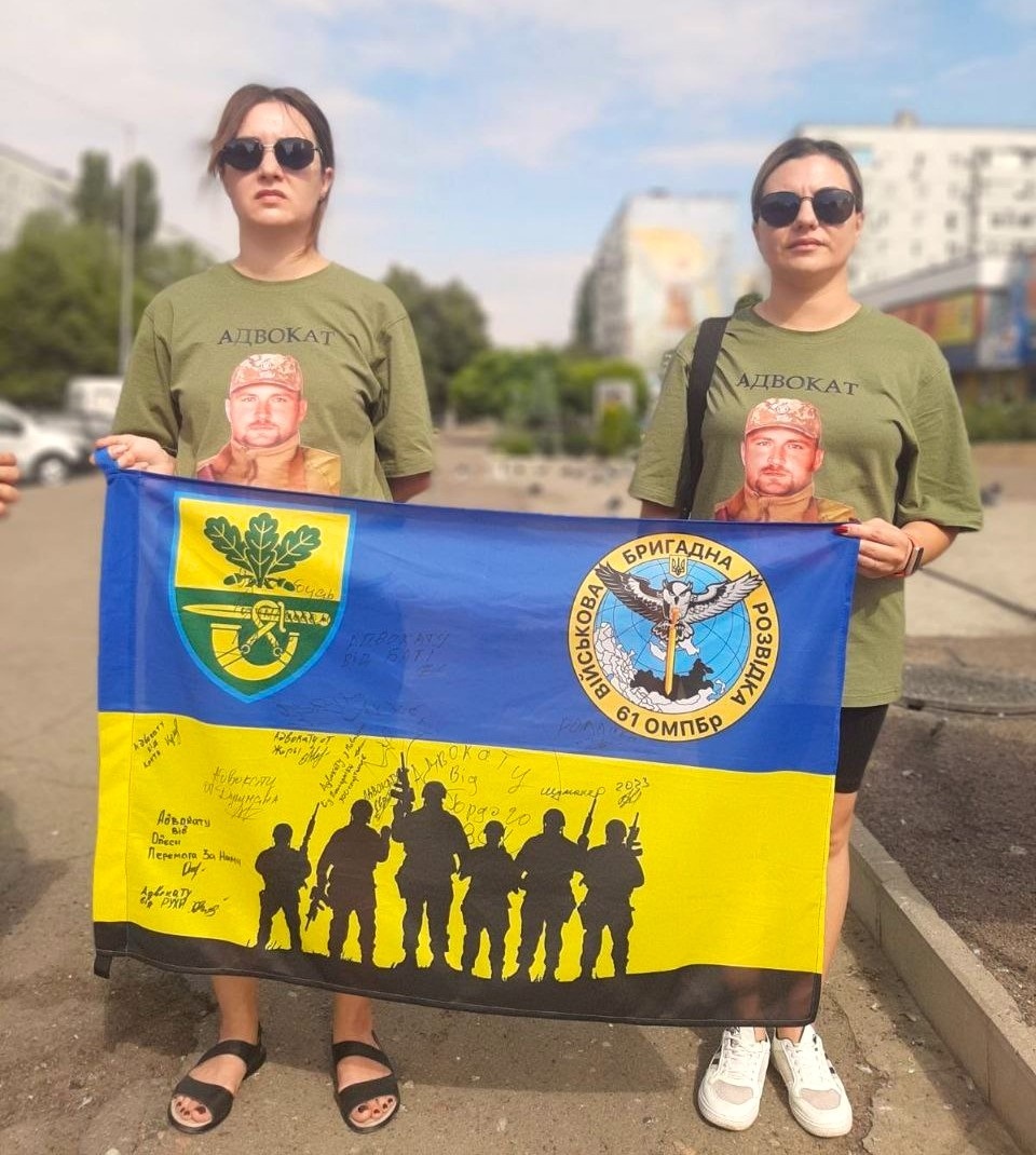 Еліна і Дарина на мирній акіції на підтримку військовополонених і зниклих безвісти.