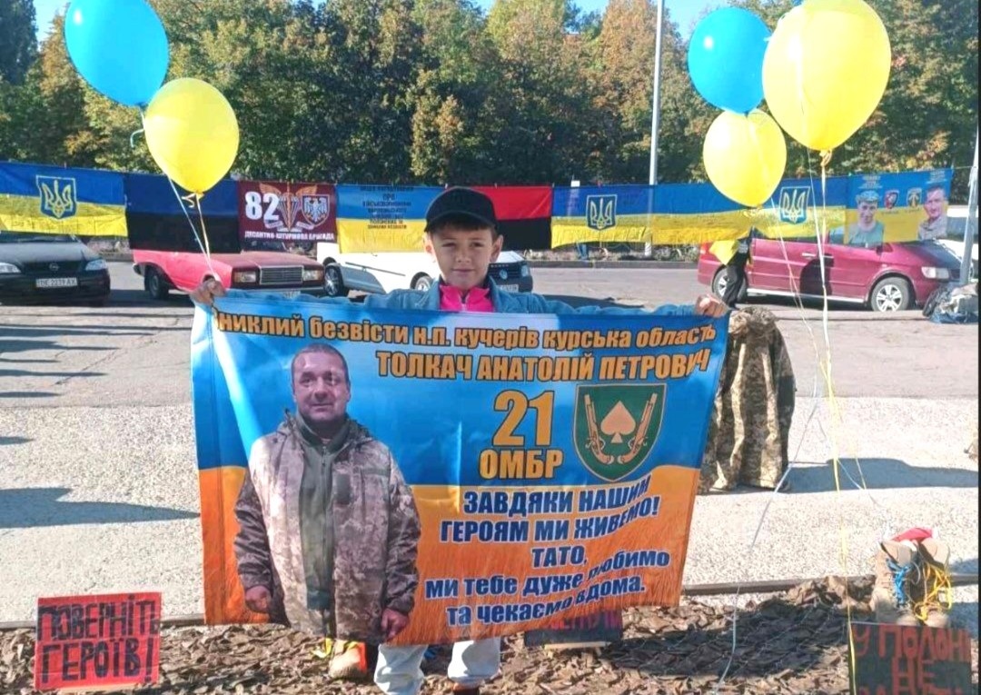 Онук сумує за дідусем.