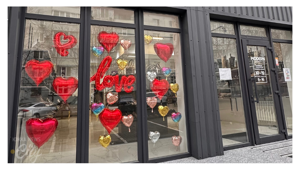 Вітрина магазину взуття  "Modern"  перетворилася на справжнє освідчення в коханні, притягуючи погляди сяючими повітряними кульками у формі сердець.