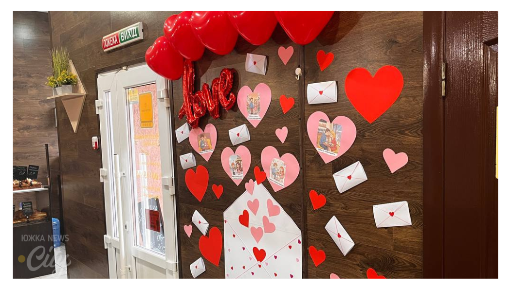 У «Майстерні Смаку» стіни прикрасили зворушливими історіями в картинках та десятками любовних листів, створюючи ідеальне тло для святкового селфі.
