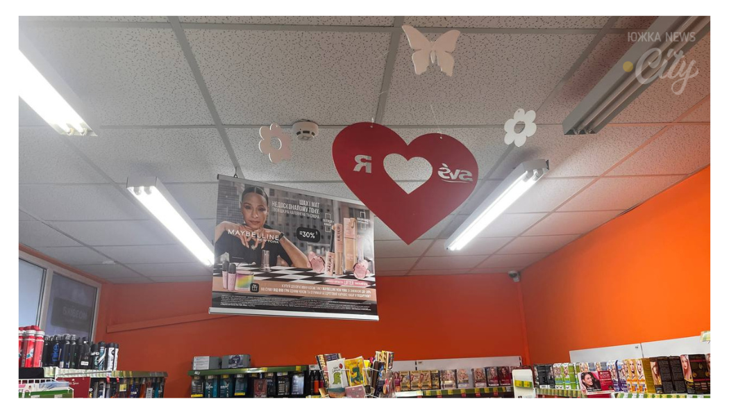 Магазин «EVA» підтримав хвилю свята лаконічним декором - великими підвісними серцями та ніжними метеликами під стелею