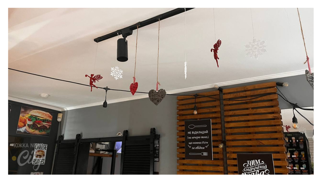 «Мікс Фуд»: інтер'єр прикрасили фігурками купідонів, плетеними сердечками та сніжинками
