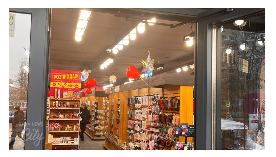 У магазині «Блиск» святкову атмосферу створюють яскраві червоні кульки у формі сердець