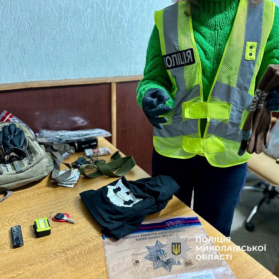 Вилучена зброя та інструменти злодіїв