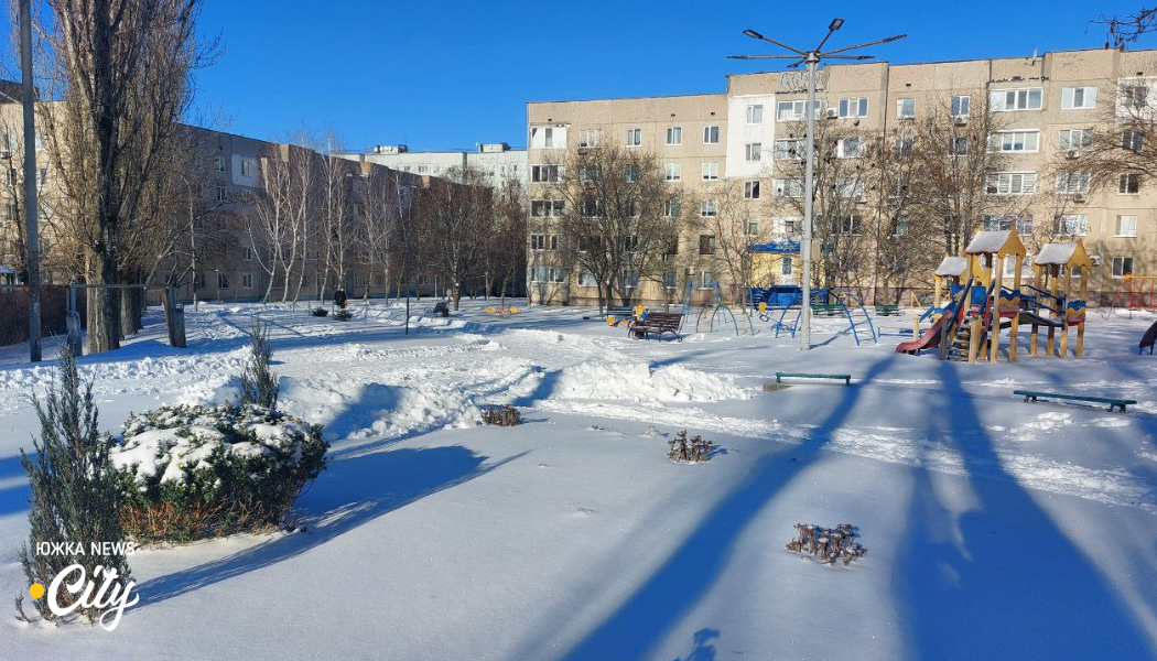 Засніжені вулиці Південноукраїнська в сонячний морозний день.