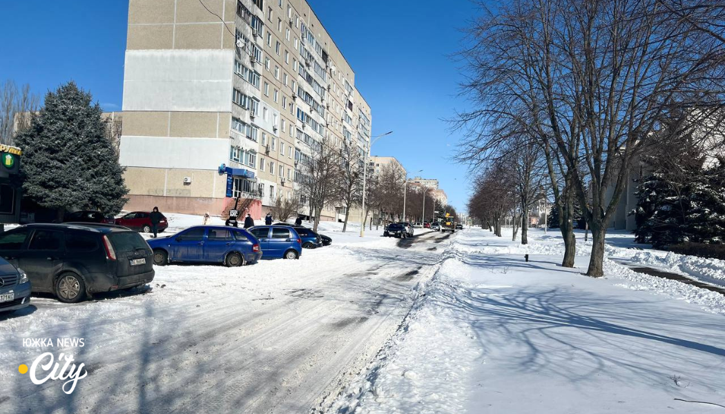 Багатоповерхівка в Южноукраїнську на фоні чистого зимового неба