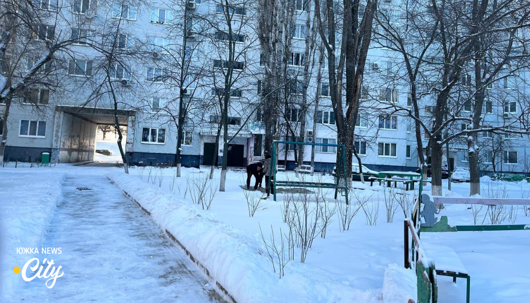 Контраст білого снігу та міської забудови в Південноукраїнську