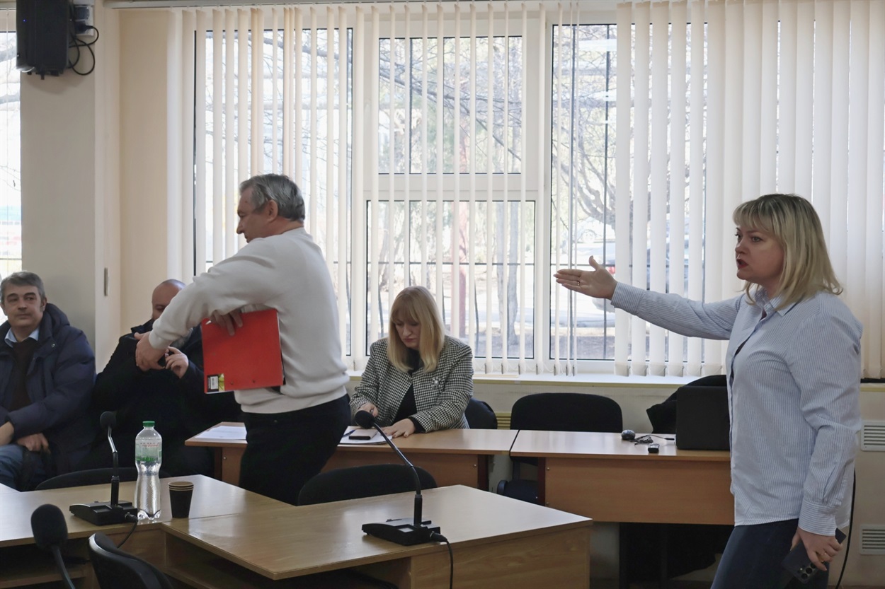 Валерій Онуфрієнко намагається покинути сесійну залу