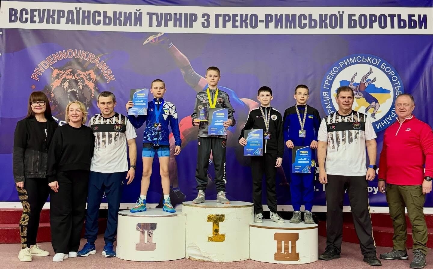 Залізний характер і «золотий врожай»: тріумф південноукраїнських борців на домашньому килимі