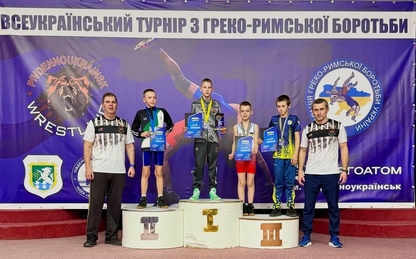 Залізний характер і «золотий врожай»: тріумф південноукраїнських борців на домашньому килимі