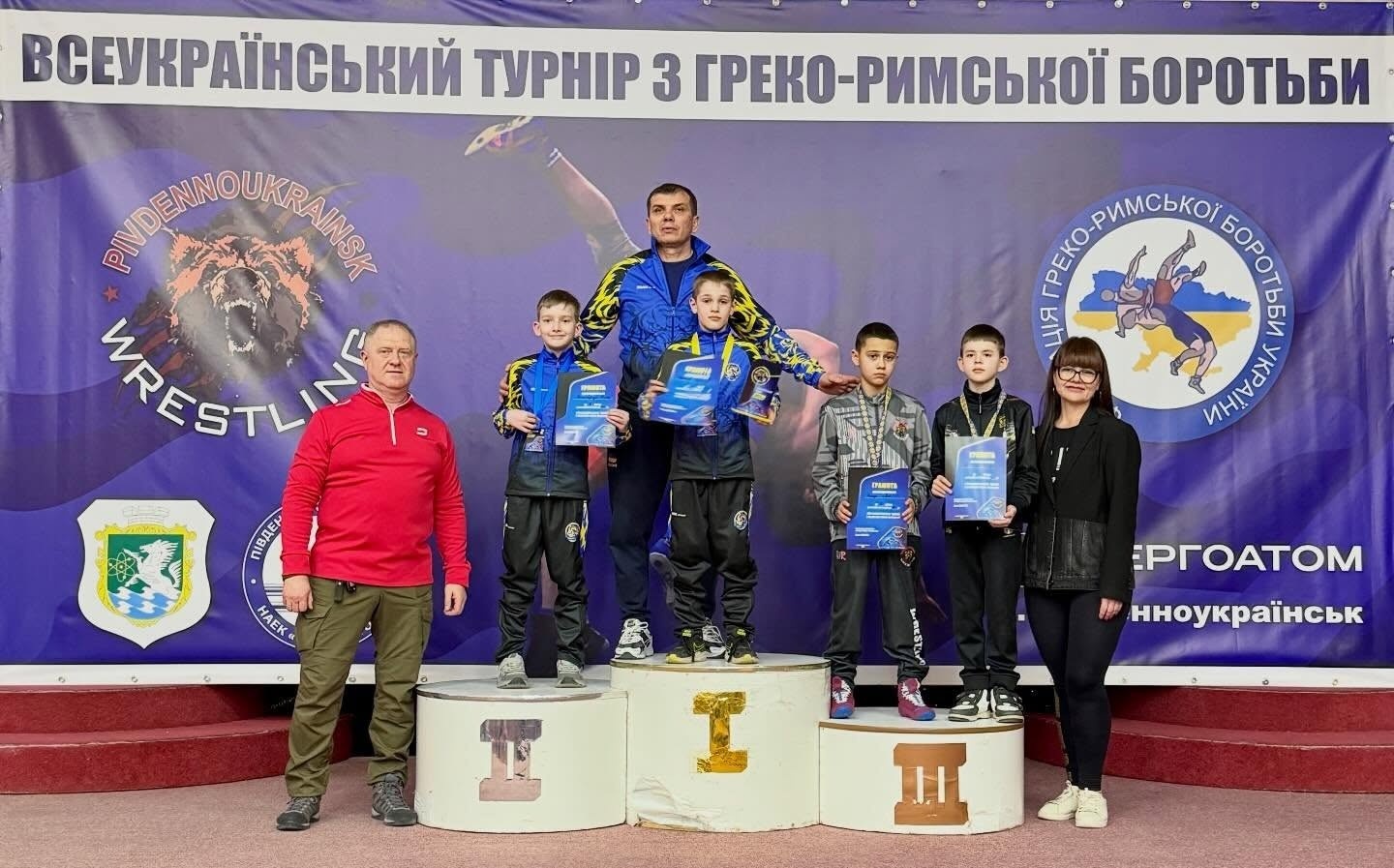 Залізний характер і «золотий врожай»: тріумф південноукраїнських борців на домашньому килимі