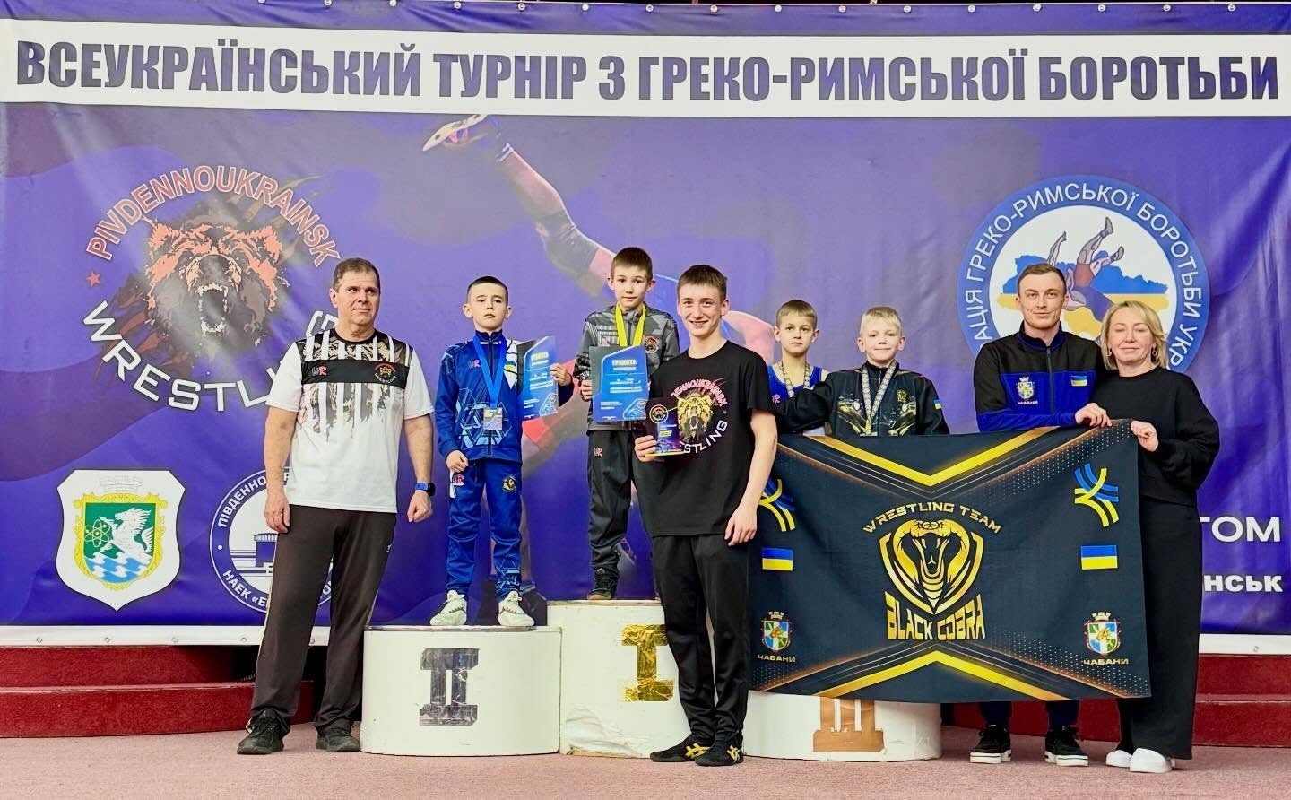 Залізний характер і «золотий врожай»: тріумф південноукраїнських борців на домашньому килимі