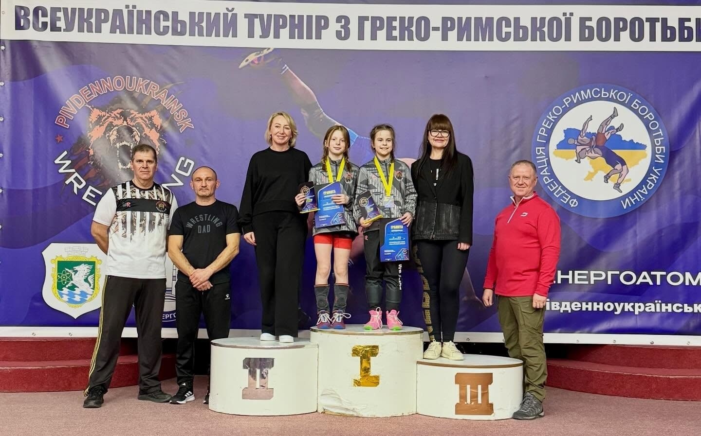 Залізний характер і «золотий врожай»: тріумф південноукраїнських борців на домашньому килимі