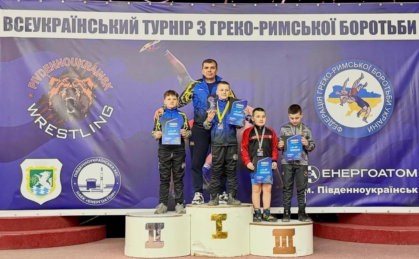 Залізний характер і «золотий врожай»: тріумф південноукраїнських борців на домашньому килимі