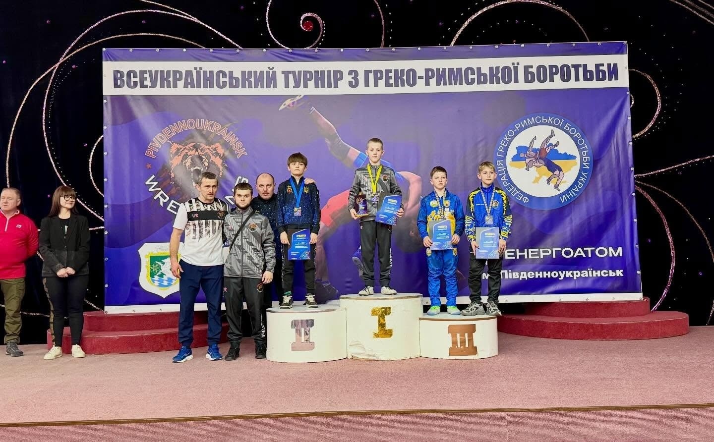 Залізний характер і «золотий врожай»: тріумф південноукраїнських борців на домашньому килимі
