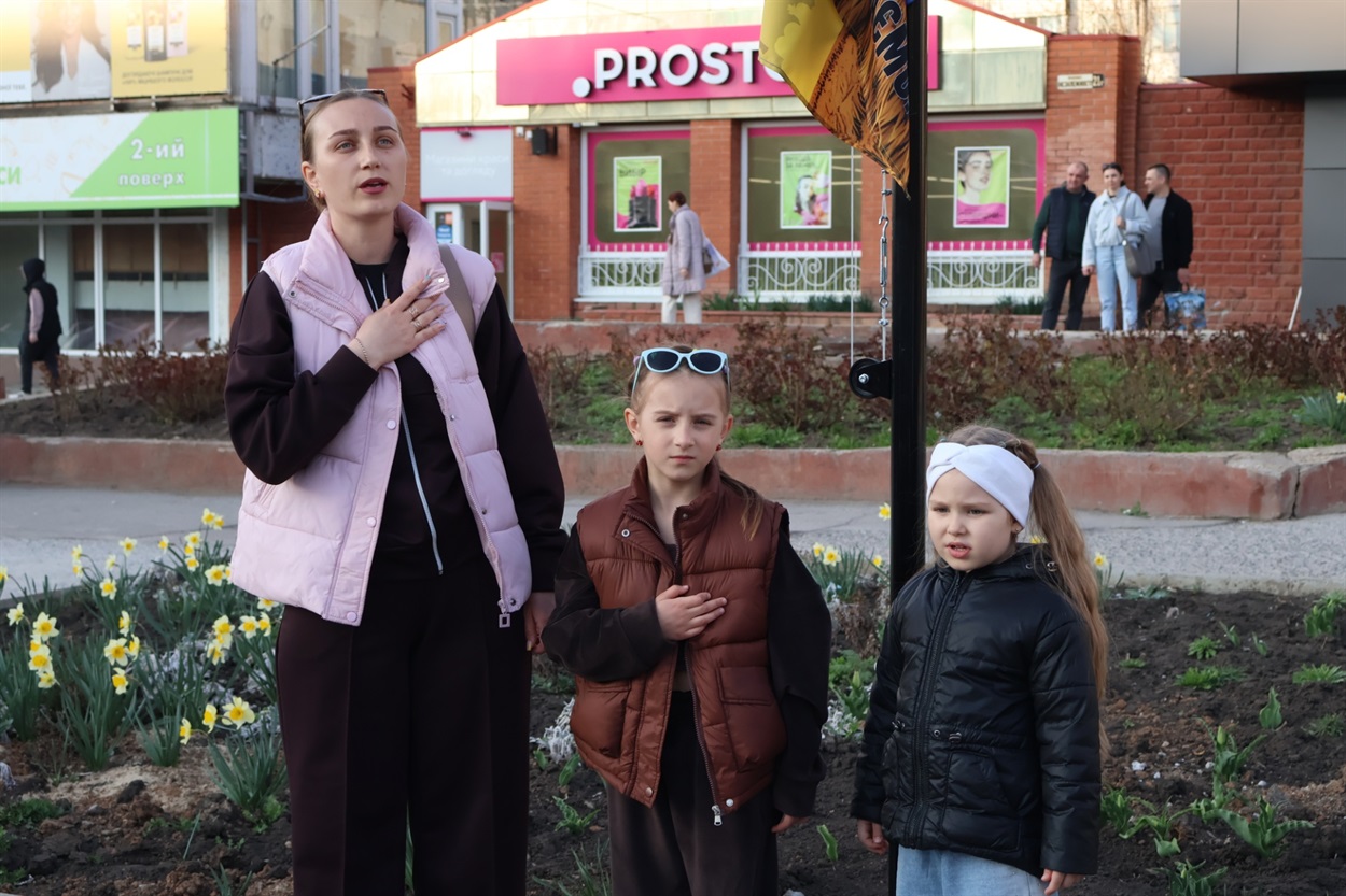 Грає Гімн України. Вікторія Буковська, Єва Буковська і Домініка Дарієнко.