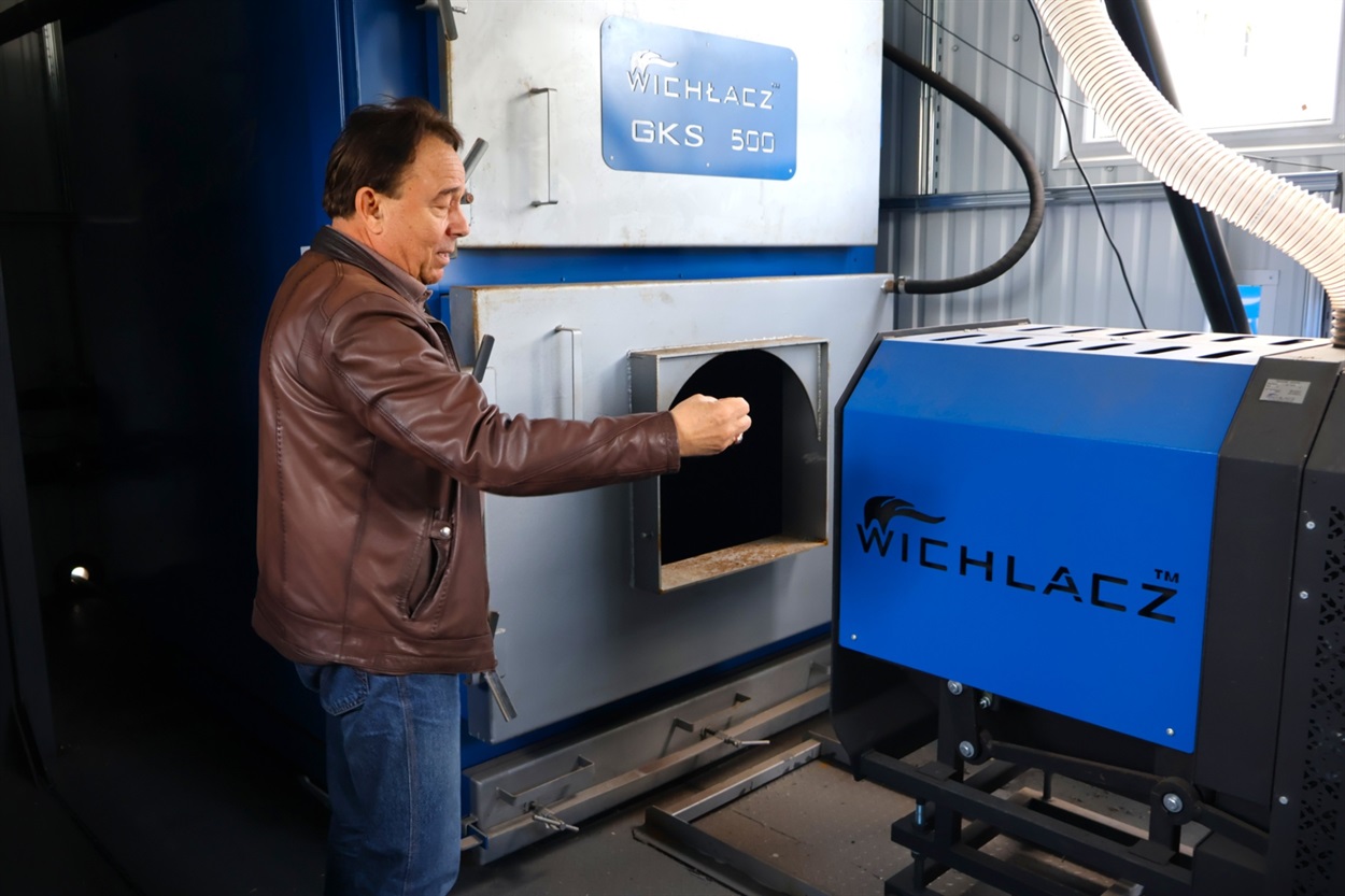 Іван Охрімчук розповідає як паливо має потрапляти до котла.