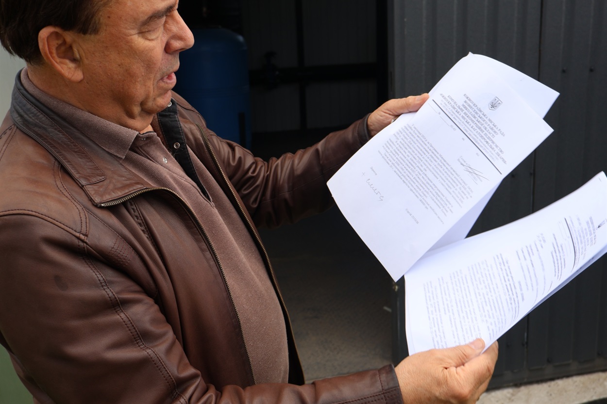 Іван Охрімчук показує необхідні папери.