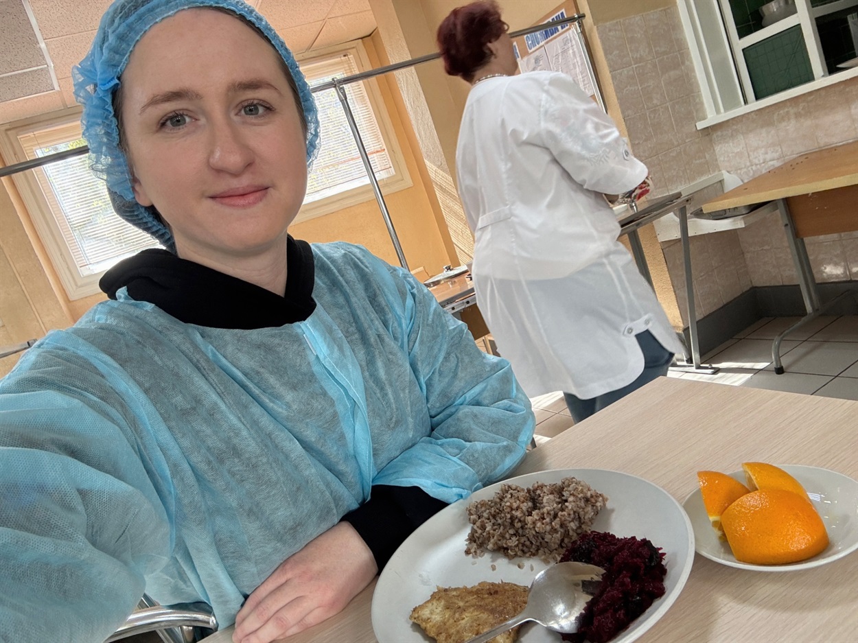 Журналістка ЮжкаNews.City куштує страви у ліцеї №5