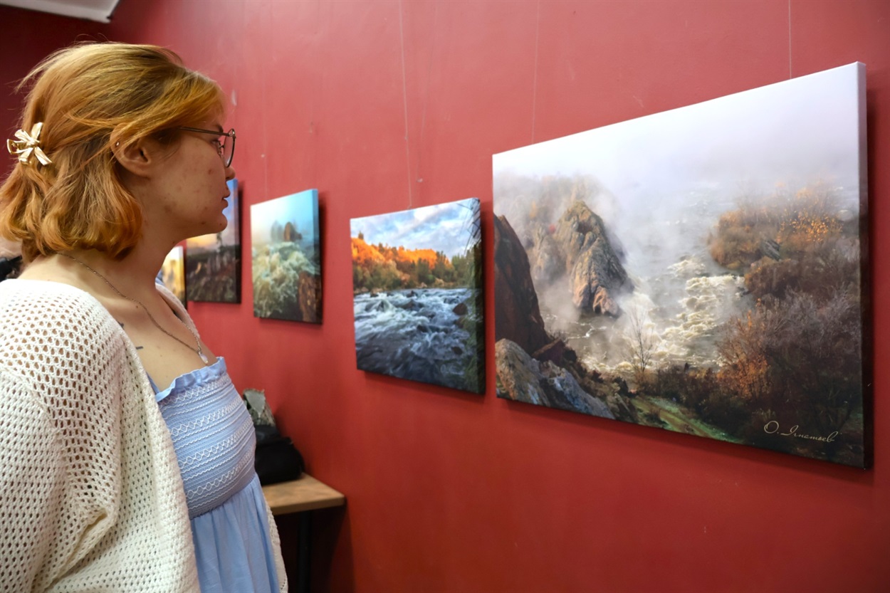 Одександр Демакова милується роботами.