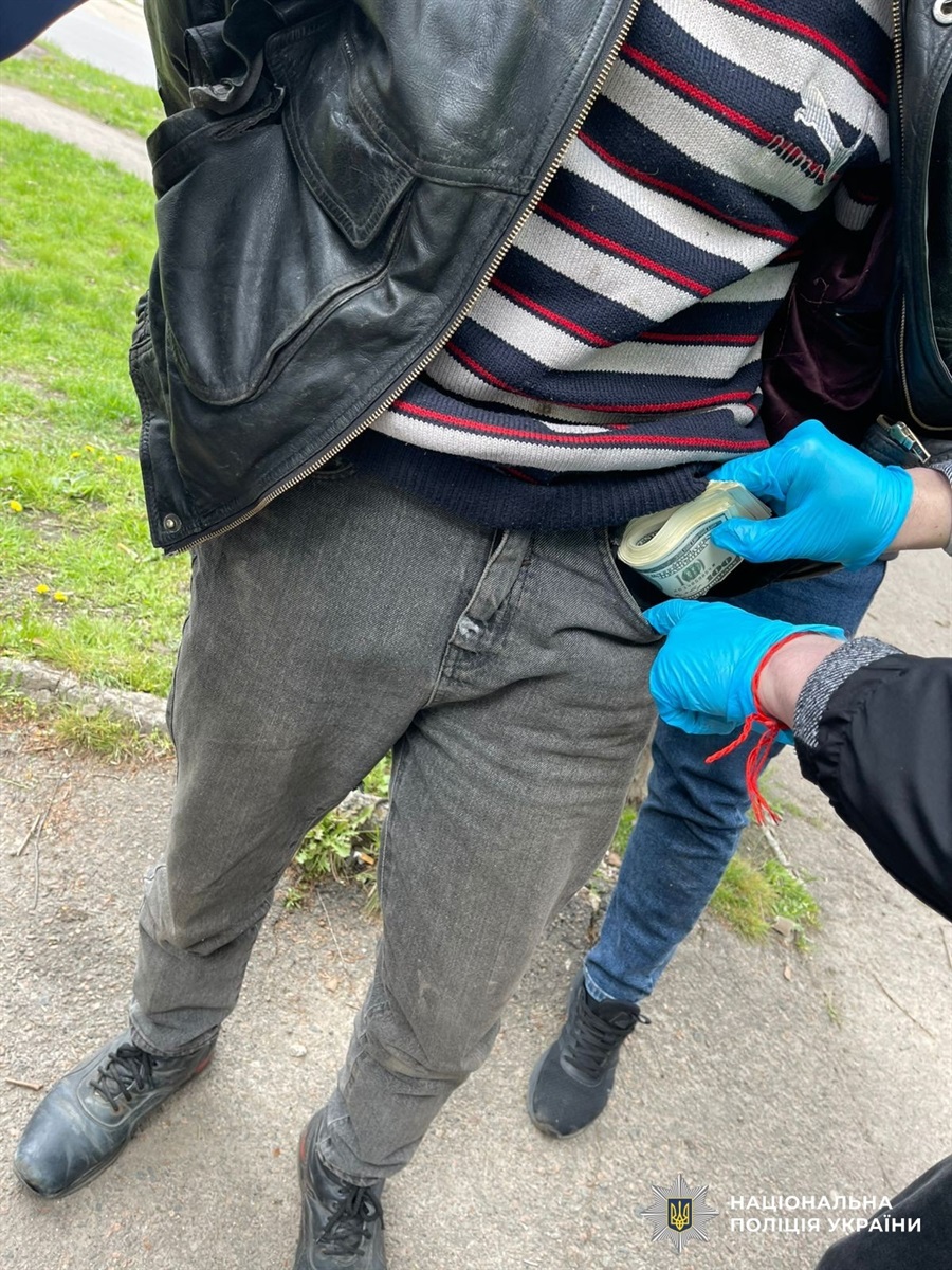 Фіктивний шлюб за 9 тисяч доларів: на Миколаївщині затримали організатора схеми для виїзду за кордон