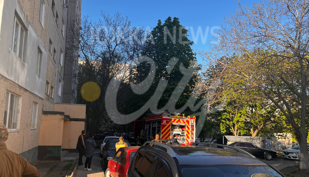 Рятувальники ДСНС ліквідовують пожежу в Південноукраїнську 30 квітня