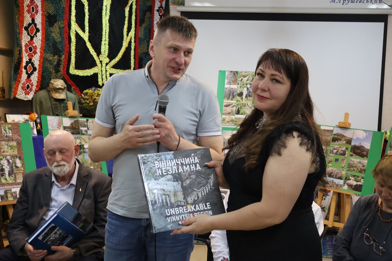 Олексій Євенок подарував музею книгу.