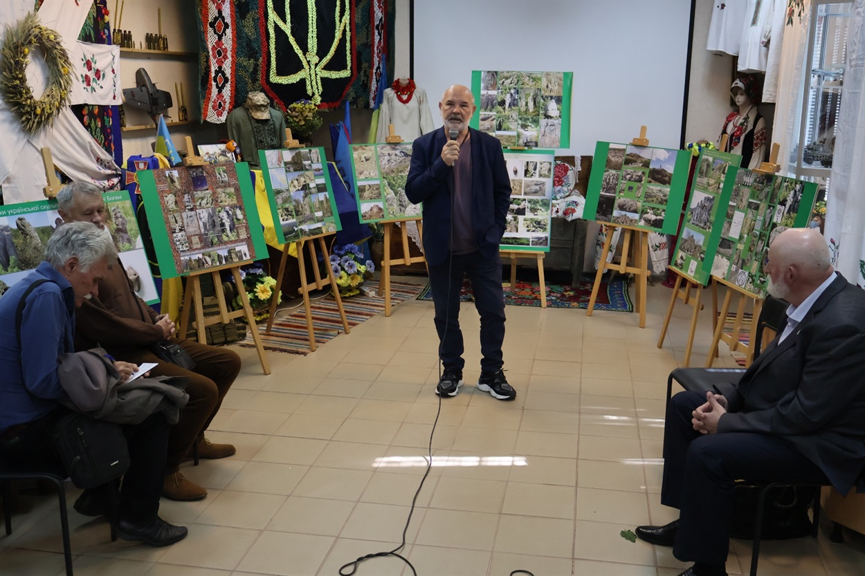 Богдан Грицевич презентував виставку.