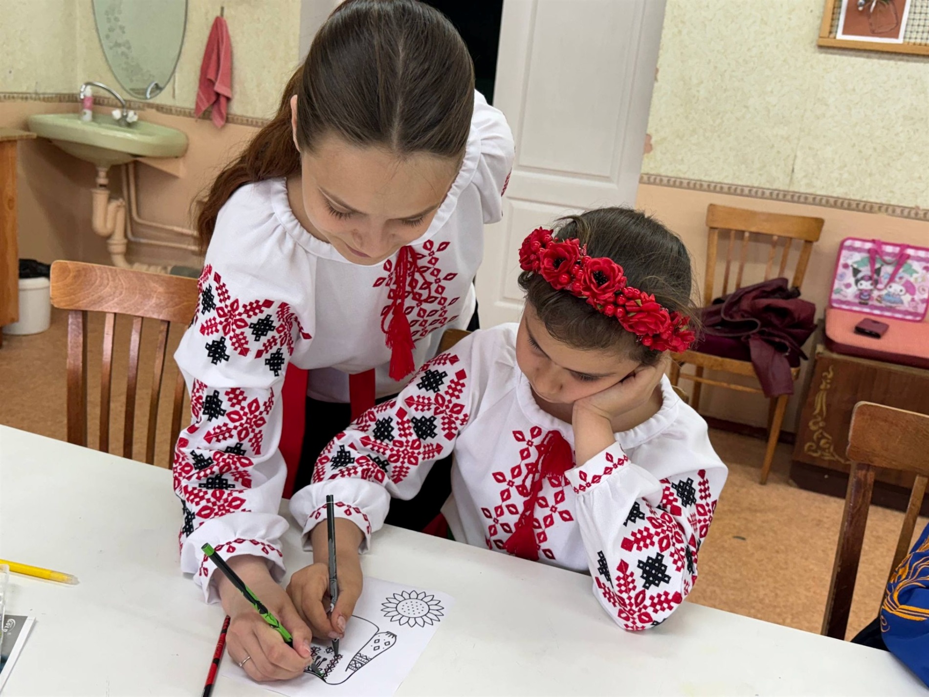 У вишиванках на роботі, навчанні й вдома: добірка фото із соцмереж південноукраїнців