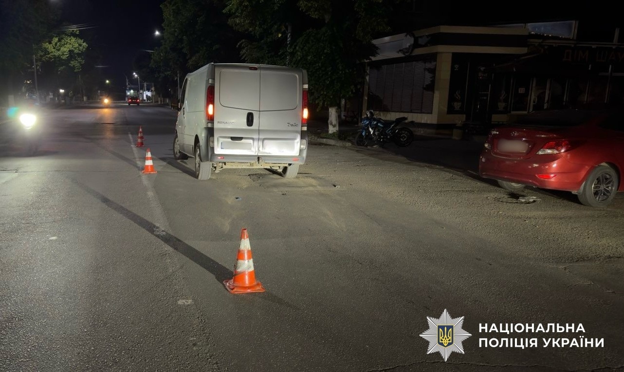 Потрійне зіткнення у Первомайську: під колеса мікроавтобуса потрапив 13-річний мотоцикліст