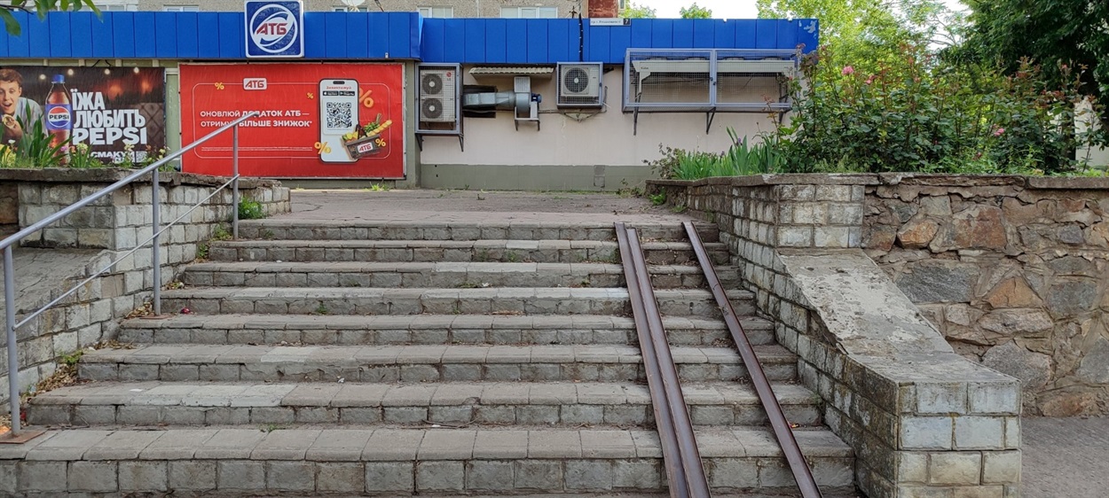 Сходи, які в оренді АТБ