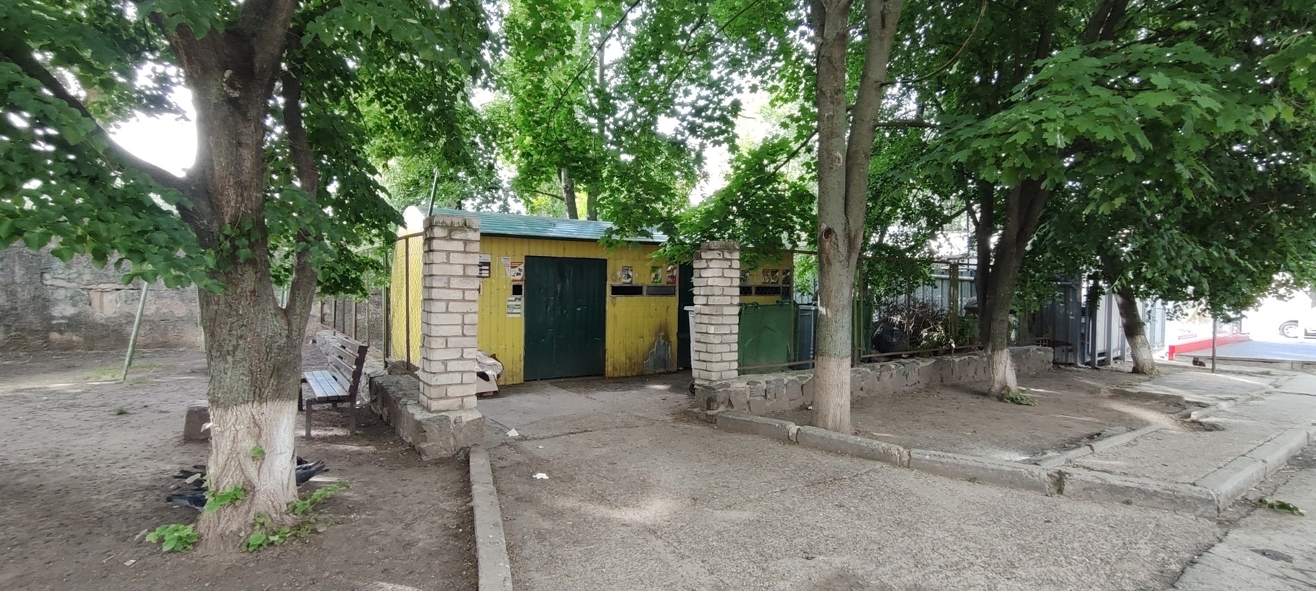 Поки вітер розносить пакети по дворах Південноукраїнська, мешканці чекають на рішення