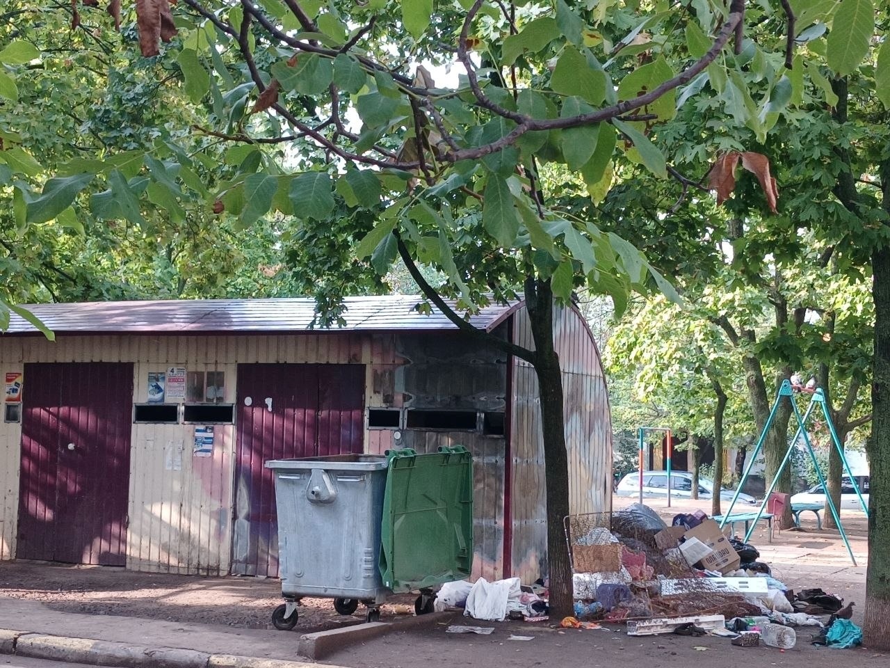 Поки вітер розносить пакети по дворах Південноукраїнська, мешканці чекають на рішення