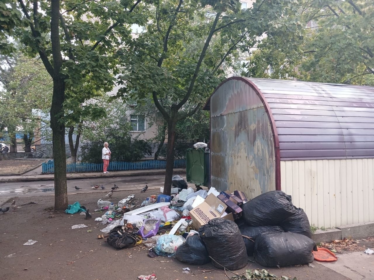 Поки вітер розносить пакети по дворах Південноукраїнська, мешканці чекають на рішення