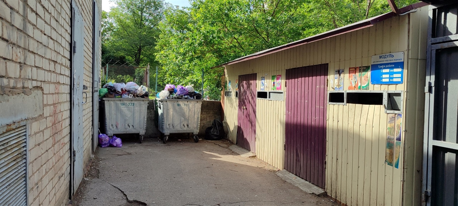 Поки вітер розносить пакети по дворах Південноукраїнська, мешканці чекають на рішення