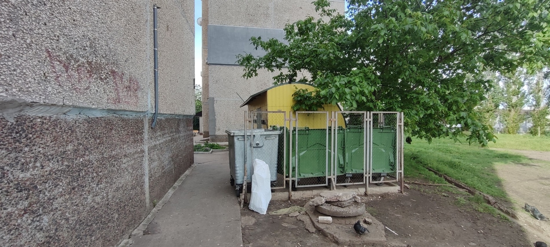 Поки вітер розносить пакети по дворах Південноукраїнська, мешканці чекають на рішення