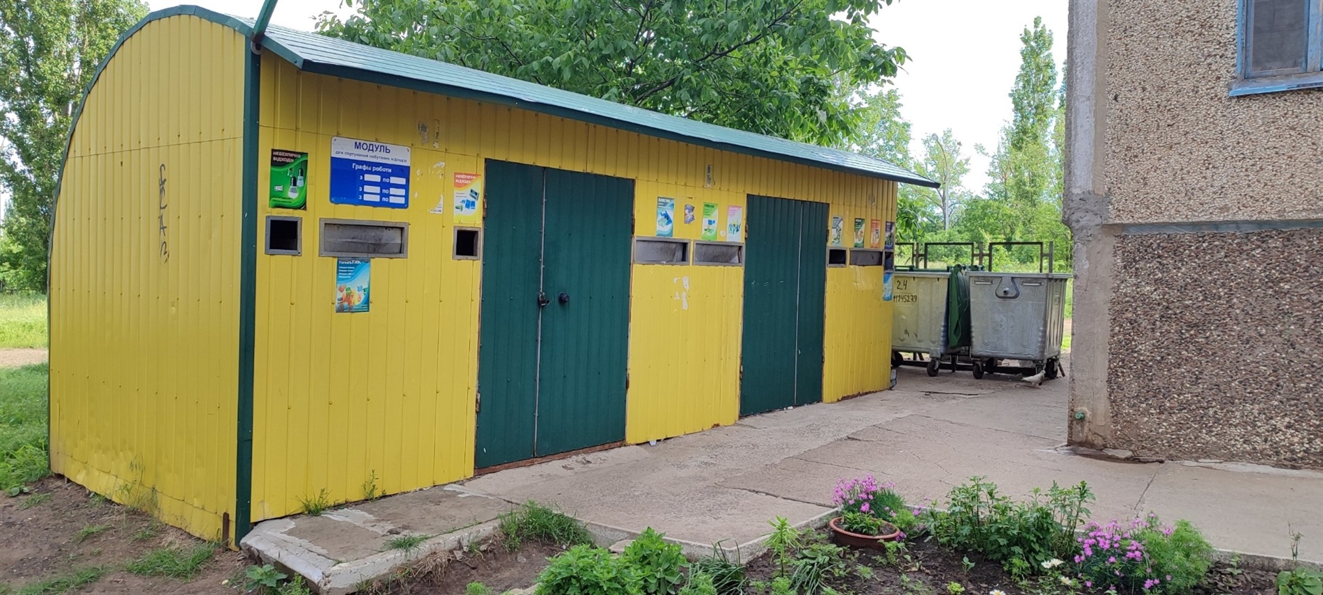 Поки вітер розносить пакети по дворах Південноукраїнська, мешканці чекають на рішення