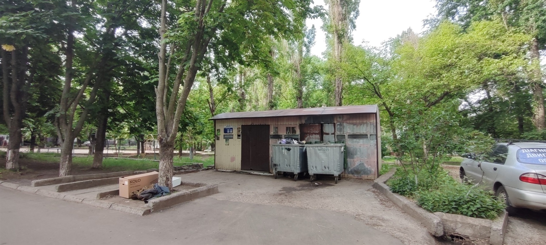 Поки вітер розносить пакети по дворах Південноукраїнська, мешканці чекають на рішення