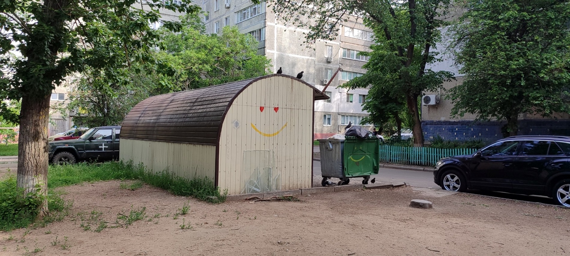 Поки вітер розносить пакети по дворах Південноукраїнська, мешканці чекають на рішення