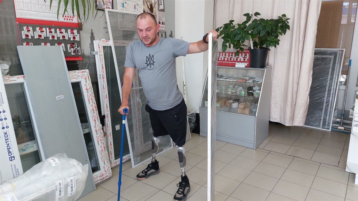 Артему дуже важко дається кожен крок на протезах.
