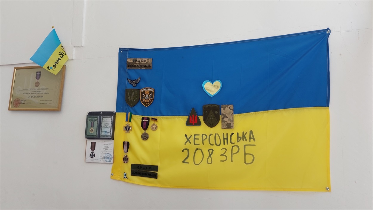 На стіні в офісі Артема.