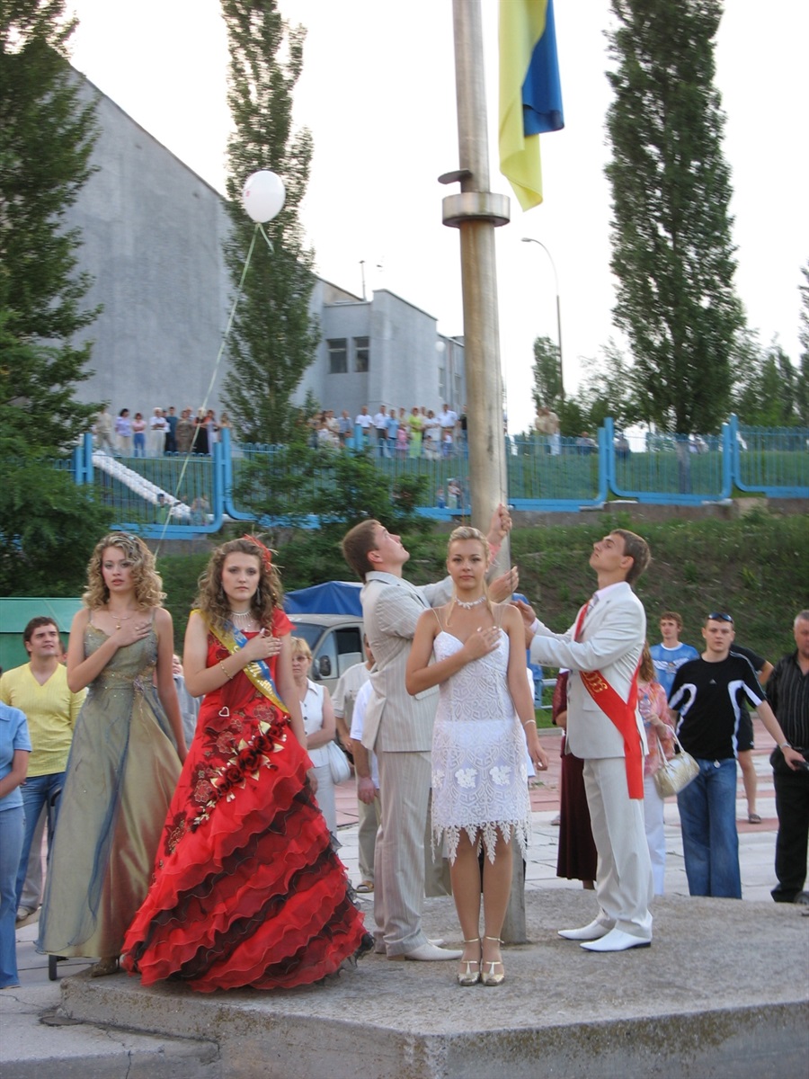 Впізнаєте себе? Архівні фото випускних Південноукраїнська 2005–2019 років