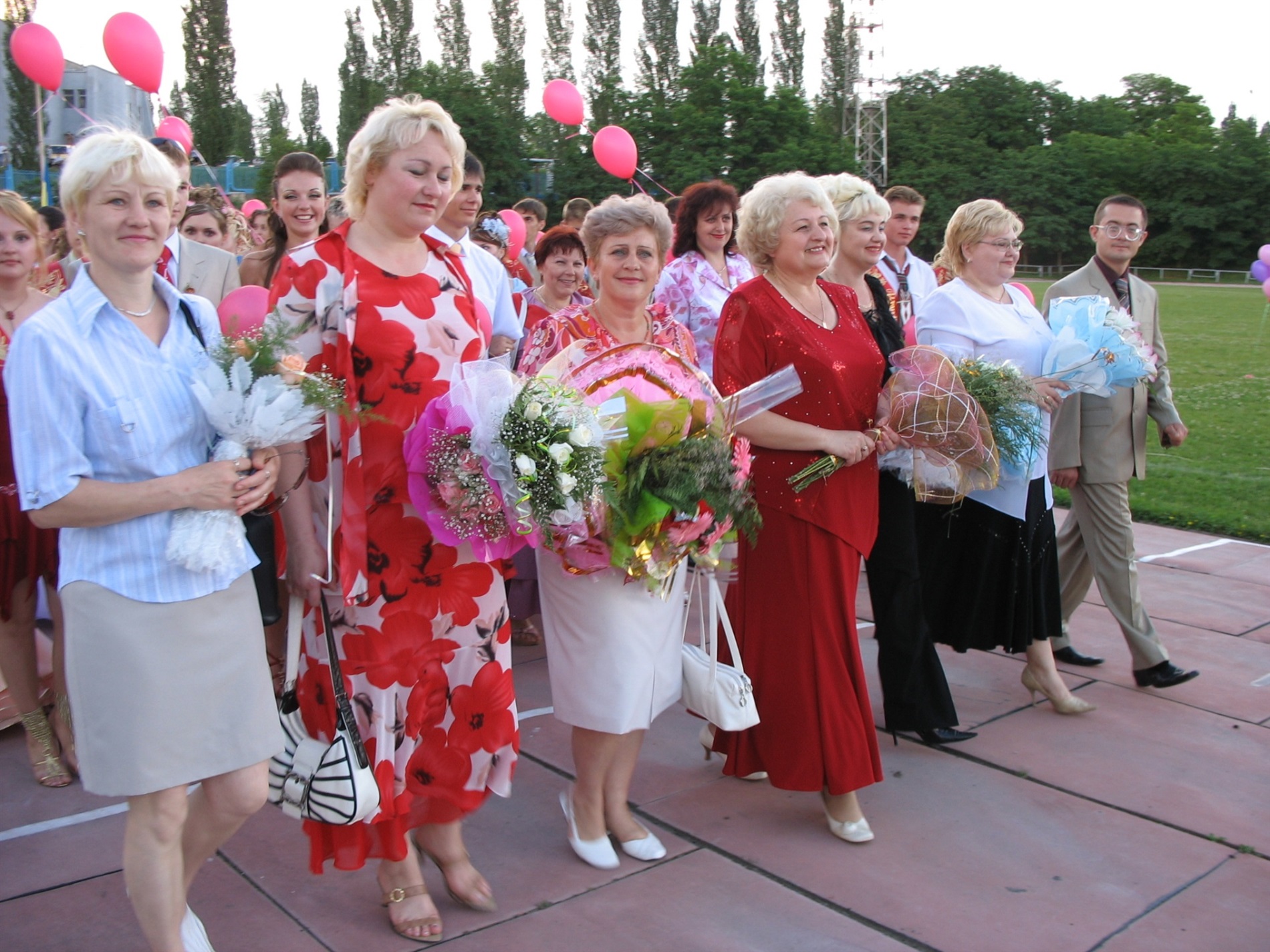 Впізнаєте себе? Архівні фото випускних Південноукраїнська 2005–2019 років