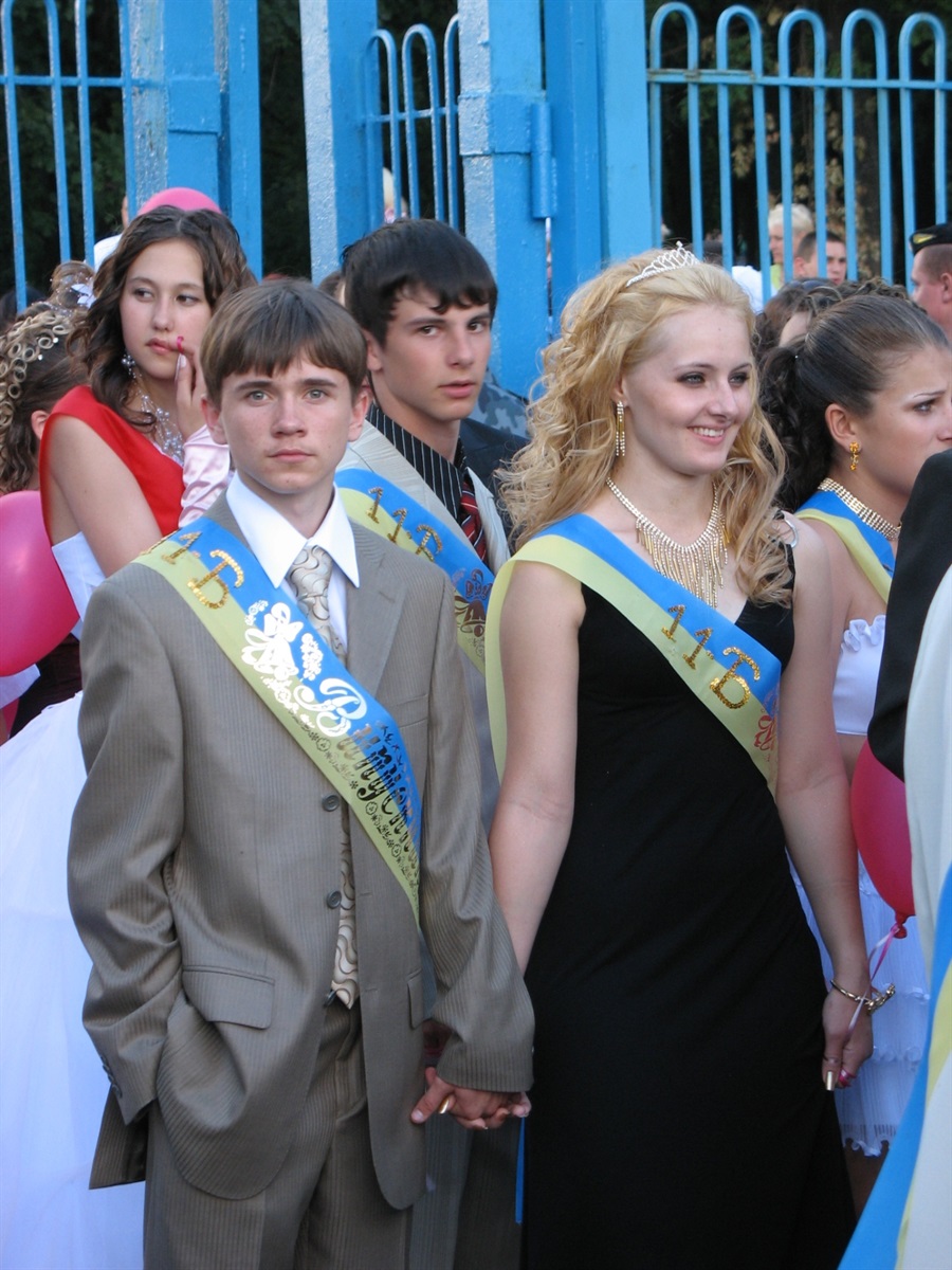 Впізнаєте себе? Архівні фото випускних Південноукраїнська 2005–2019 років