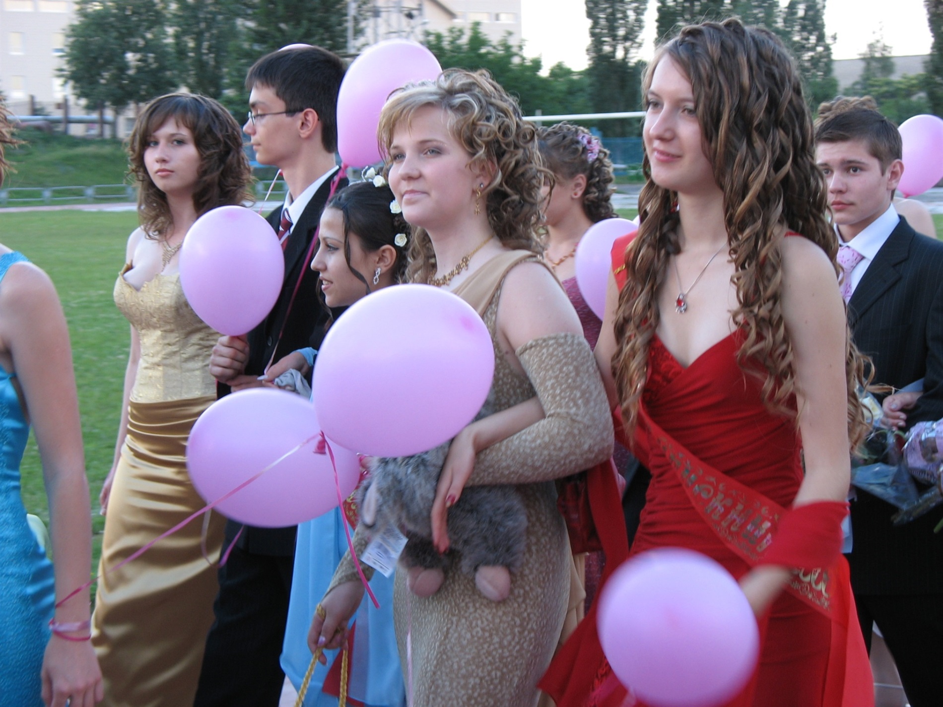 Впізнаєте себе? Архівні фото випускних Південноукраїнська 2005–2019 років